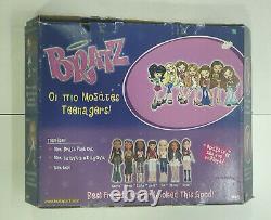 MGA 2004 BRATZ DANA FUNK OUT extremely RARE SET with BAG for GREEK MARKET