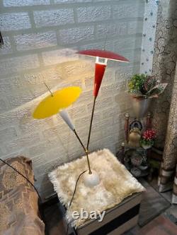 Années 1950 : Lampe de sol extrêmement rare et élégante en laiton rouge/blanc de style industriel