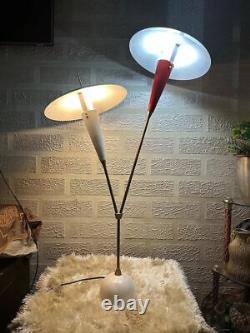 Années 1950 : Lampe de sol extrêmement rare et élégante en laiton rouge/blanc de style industriel