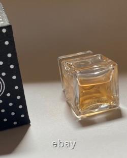 Caroline Charles parfum extrêmement rare émis S/S 2019 magnifique senteur florale boisée