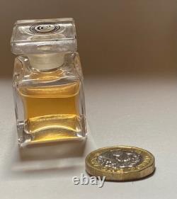 Caroline Charles parfum extrêmement rare émis S/S 2019 magnifique senteur florale boisée