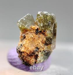 Cristaux jumeaux d’hingganite-(Nd) extrêmement rares (un nouveau minéral du groupe de la gadolinite) Pk