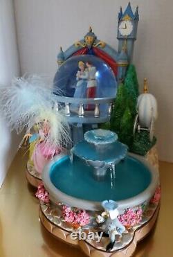 Disneys Cendrillon Snowglobe Fountain Extremely Rare Ball Step-sisters Globe