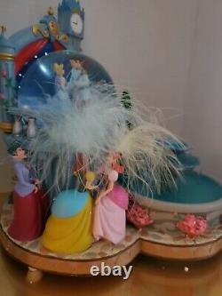 Disneys Cendrillon Snowglobe Fountain Extremely Rare Ball Step-sisters Globe