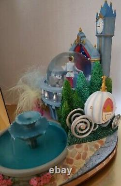 Disneys Cendrillon Snowglobe Fountain Extremely Rare Ball Step-sisters Globe