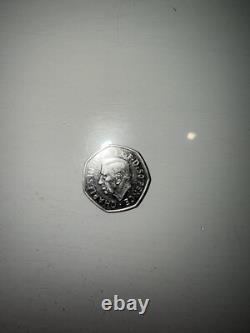 EXTRÊMEMENT RARE ! Pièce de 50p du Prince Charles III célébrant le Nouveau Roi