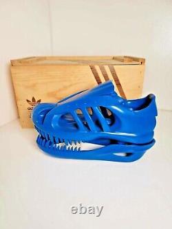 Les baskets Adidas Trainersaurus Rex extrêmement rares en bleu par Jay Jay Burridge.