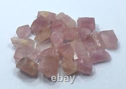 Lot de cristaux bruts de topaze rose extrêmement rares de la mine de Katlang au Pakistan, 45 grammes.