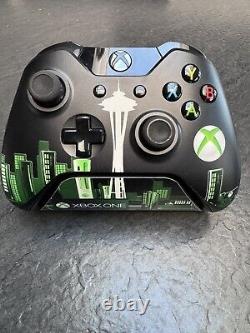 Manette Xbox One de Microsoft pour employés, skyline de Seattle extrêmement rare. 100 produites.