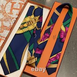 NOUVEAU Foulard Cravate Hermès Imprimé Grand Manège EXTREMEMENT RARE Années 90