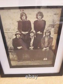 Photo originale du groupe Pink Floyd logée dans un nouveau cadre. Photo extrêmement rare de début de carrière.
