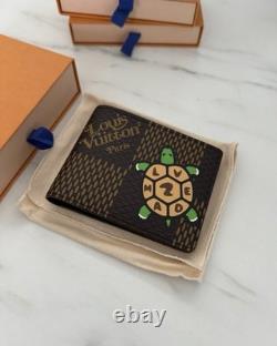 Portefeuille Slender Louis Vuitton Tortue extrêmement rare NIGO N60396 SS20 neuf de marque