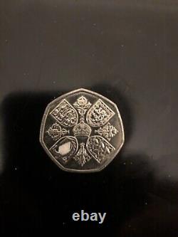 SUPER EXTRÊMEMENT RARE PIÈCE DE 50P DU ROI CHARLES NOUVELLE PIÈCE DE COURONNEMENT Non couronnée Utilisée