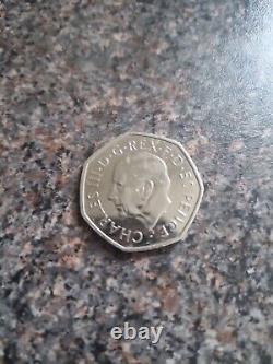 SUPER RARE MONNAIE DE 50P DU ROI CHARLES NOUVELLE MONNAIE DE COURONNEMENT Envoi gratuit