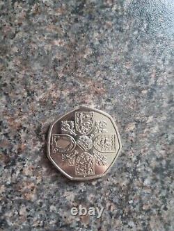 SUPER RARE MONNAIE DE 50P DU ROI CHARLES NOUVELLE MONNAIE DE COURONNEMENT Envoi gratuit