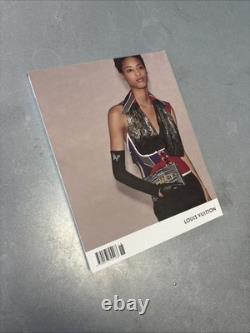 Un magazine, sélectionné par Simone Rocha, exemplaire neuf en parfait état, extrêmement rare