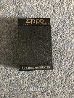 Zippo plus léger neuf et inutilisé avec la signature extrêmement rare de Steve McQueen sur une moto. Boîte incluse.